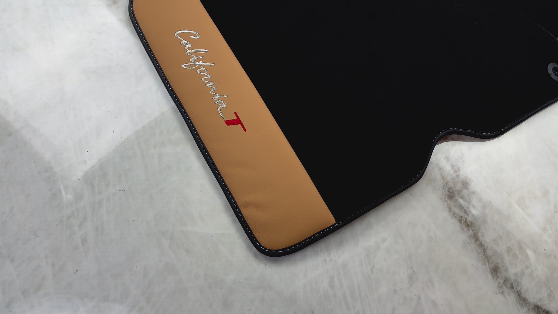 Czarne dywaniki samochodowe do Ferrari California T (2015-2018) z skórą Nappa w kolorze beżowym - AutoWin