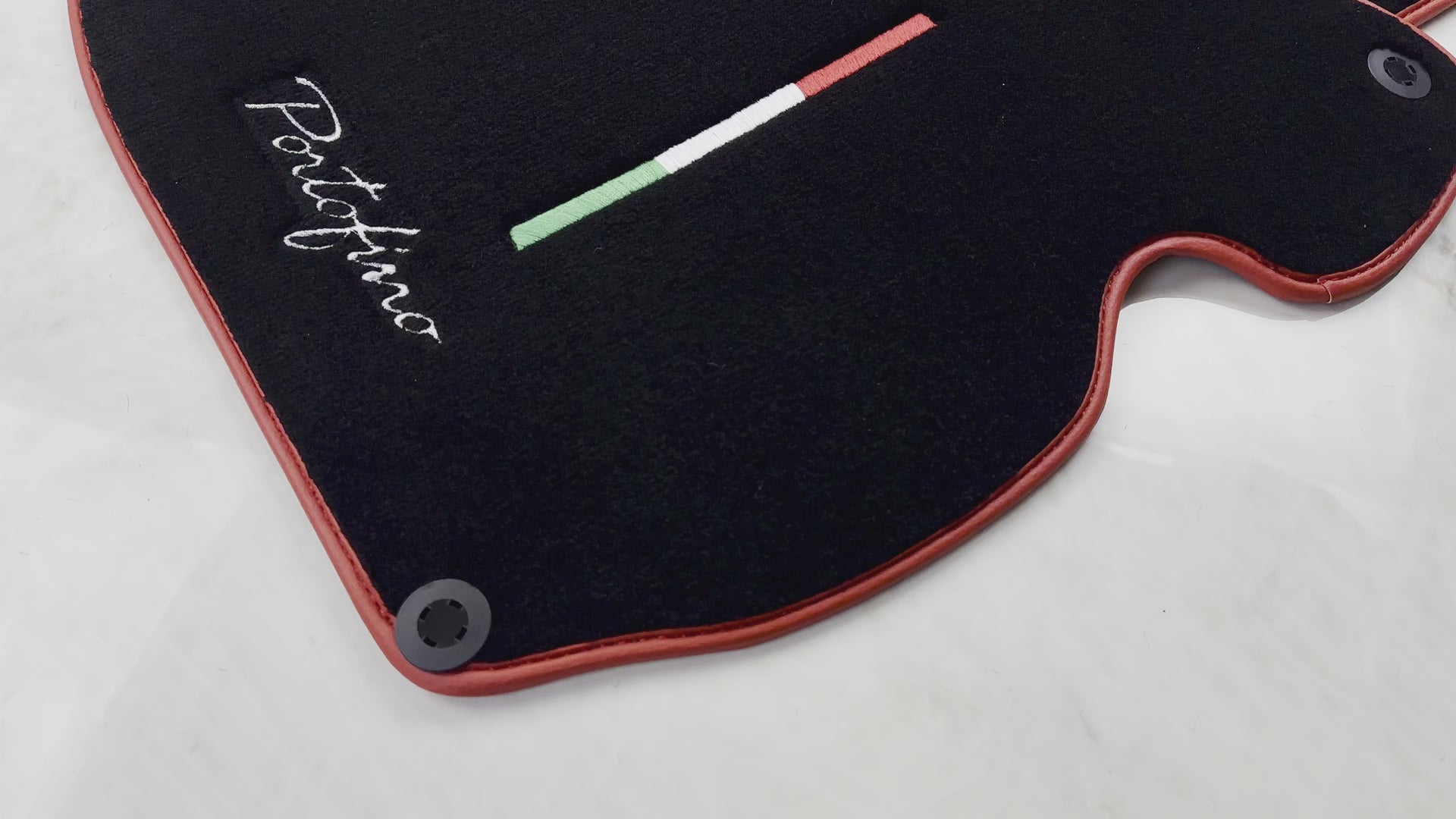 Czarne dywaniki samochodowe do Ferrari Portofino (2018-2023) wydanie włoskie z czerwoną lamówką - AutoWin