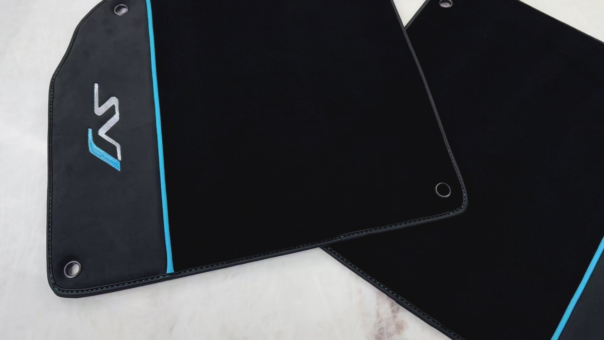 Czarne dywaniki samochodowe do Lamborghini Aventador SVJ ze skórą Alcantara - AutoWin.EU