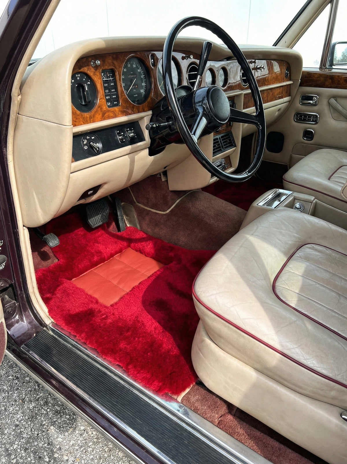 Interior look of floor mats for Red Sheepskin Floor Mats For Rolls Royce Shadow 1965-1977 Er56 Design Brand