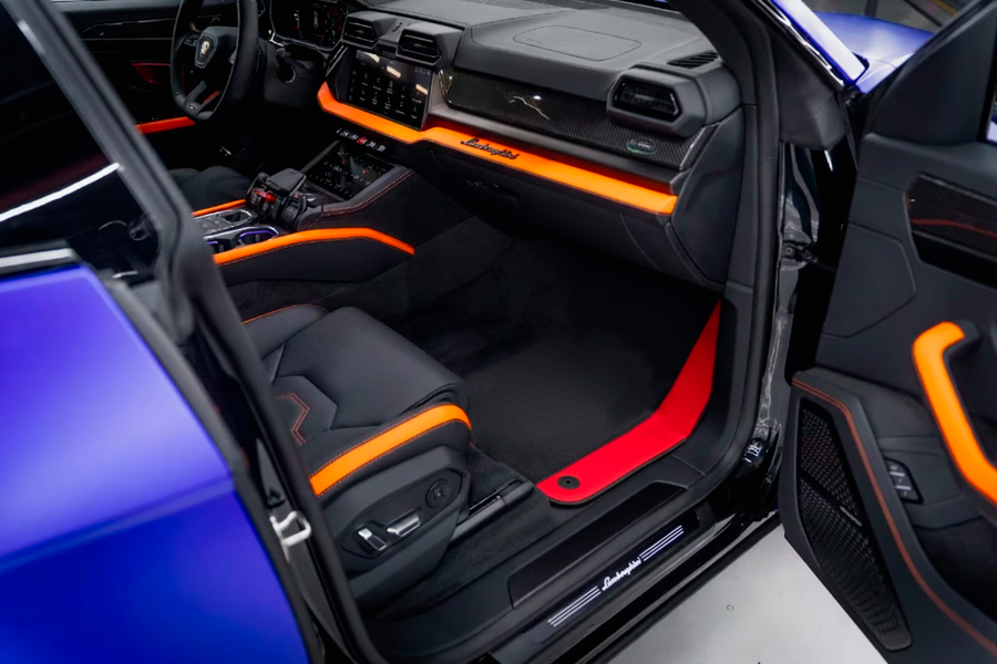 Personalizowane czarne dywaniki samochodowe do Lamborghini Urus z czerwonym skórzanym wykończeniem Nappa