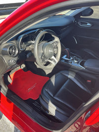 Czerwone dywaniki samochodowe do Alfa Romeo Giulia (2016-2024) z napędem na tylne koła