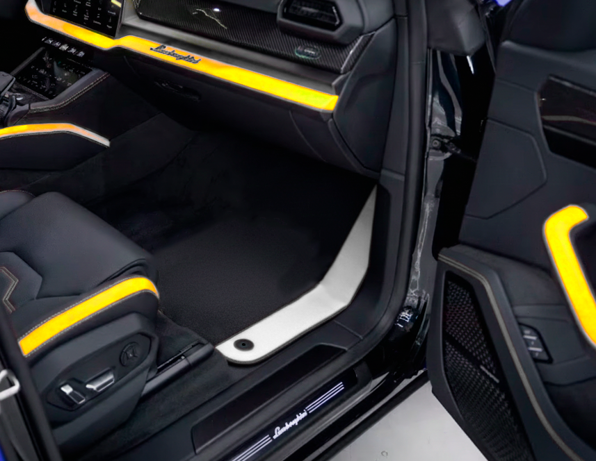 Personalizowane czarne dywaniki samochodowe do Lamborghini Urus z białą skórą