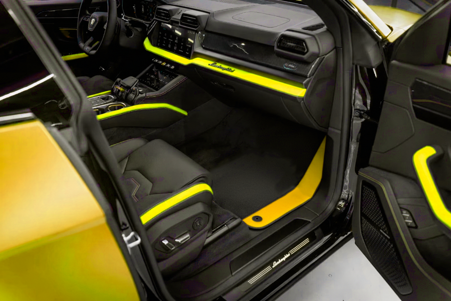 Dostosowywalne czarne dywaniki samochodowe do Lamborghini Urus z żółtą skórą