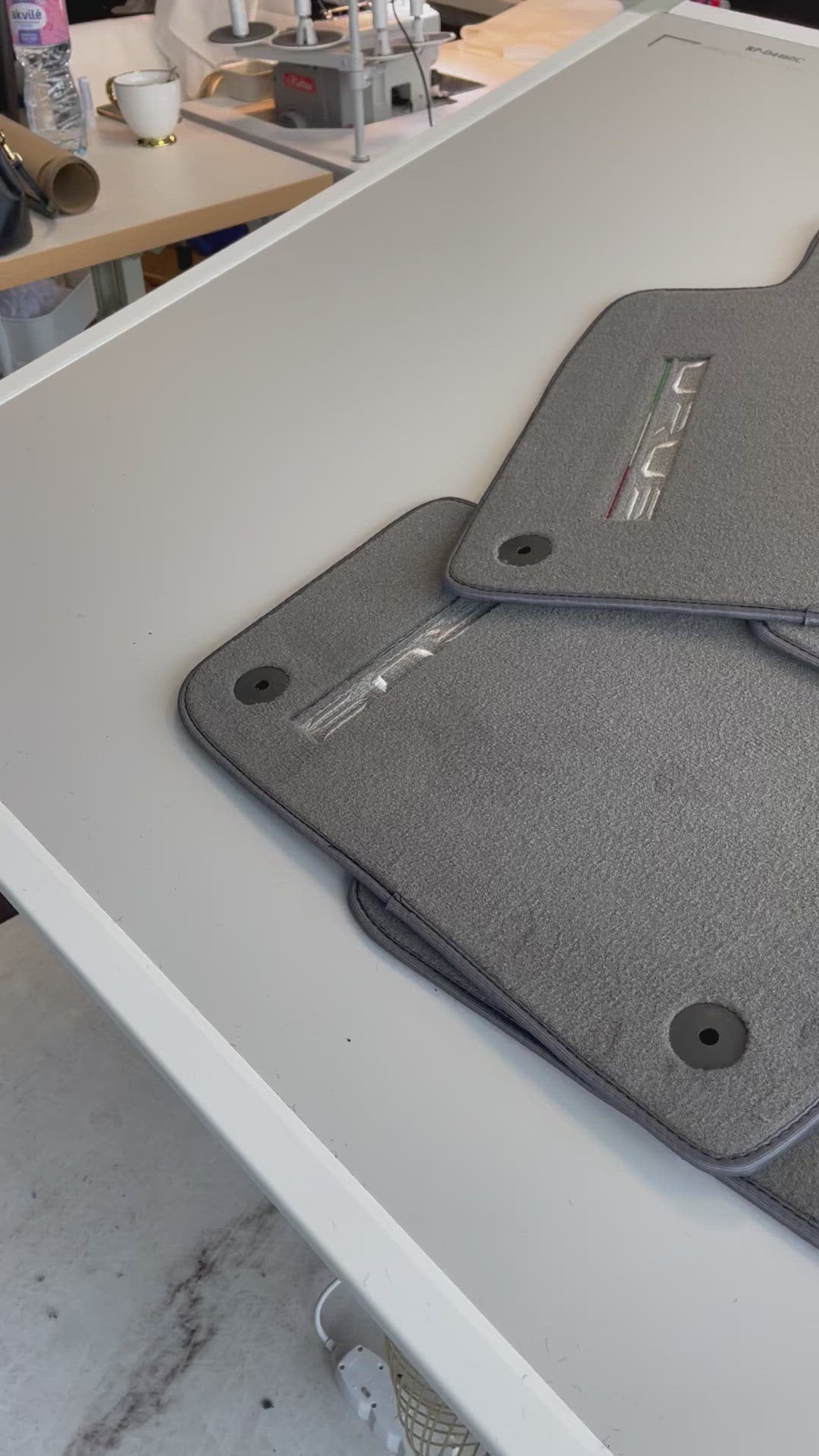 Mata samochodowe do Lamborghini Urus w szarych wykładzinach szytych na miarę - AutoWin.EU